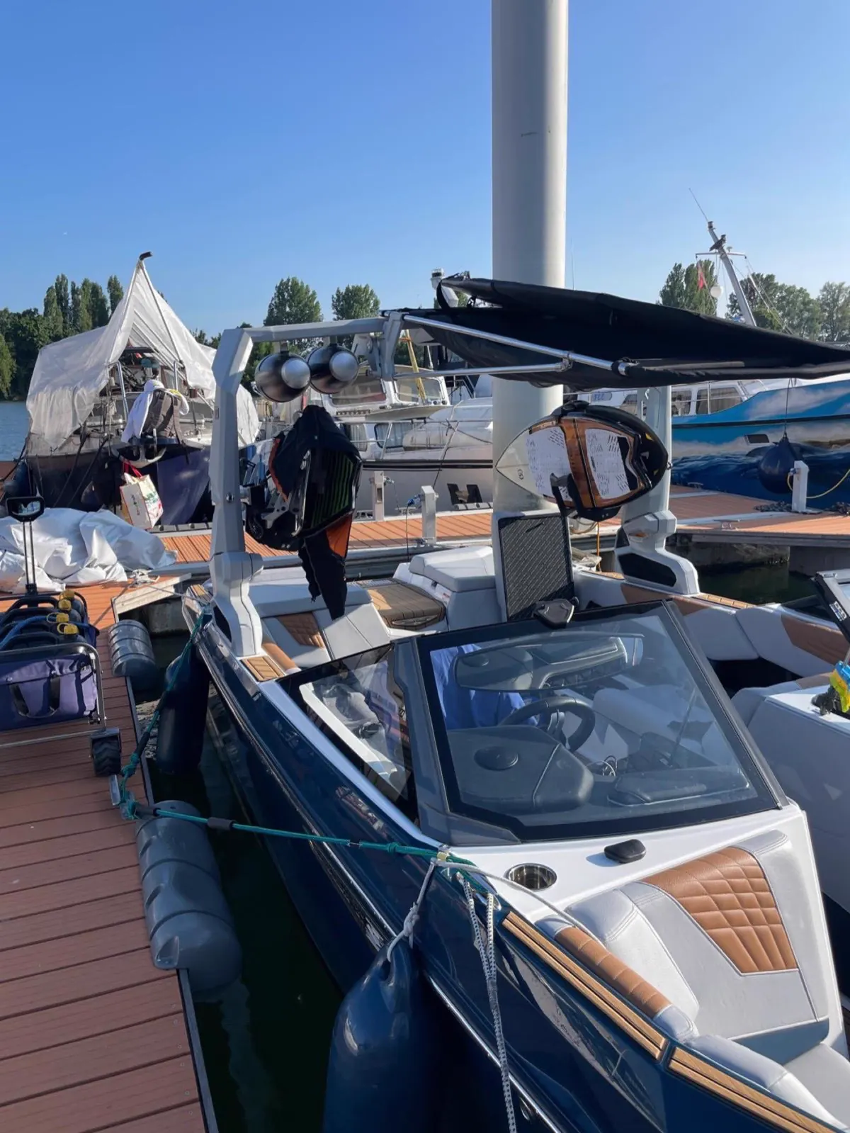 Nautique G23 im Hafen am Steg