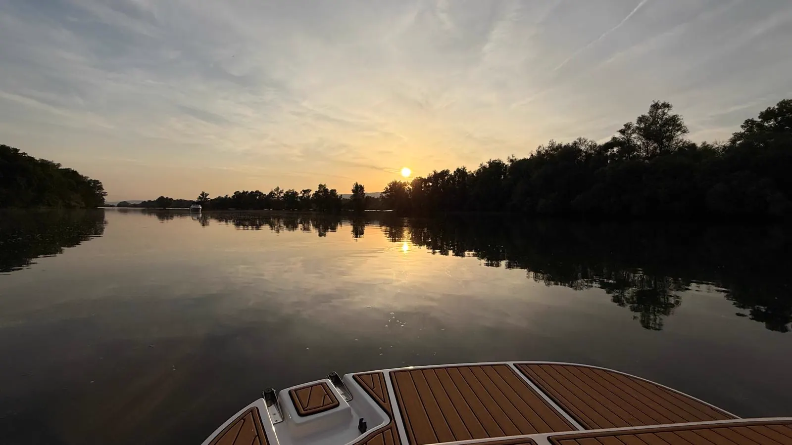 Sonnenaufgang vom Bug, ruhiger Rhein bei Wiesbaden