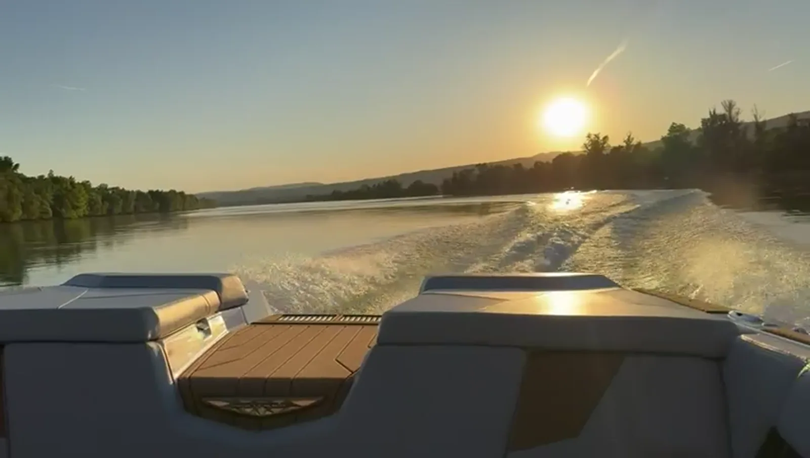 Boot-Heck mit Wake bei goldenem Sonnenuntergang