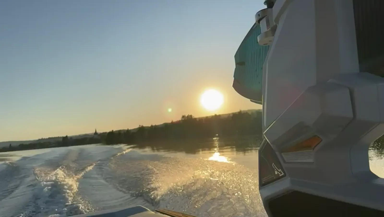 Boot-Seite in Fahrt bei Sonnenuntergang