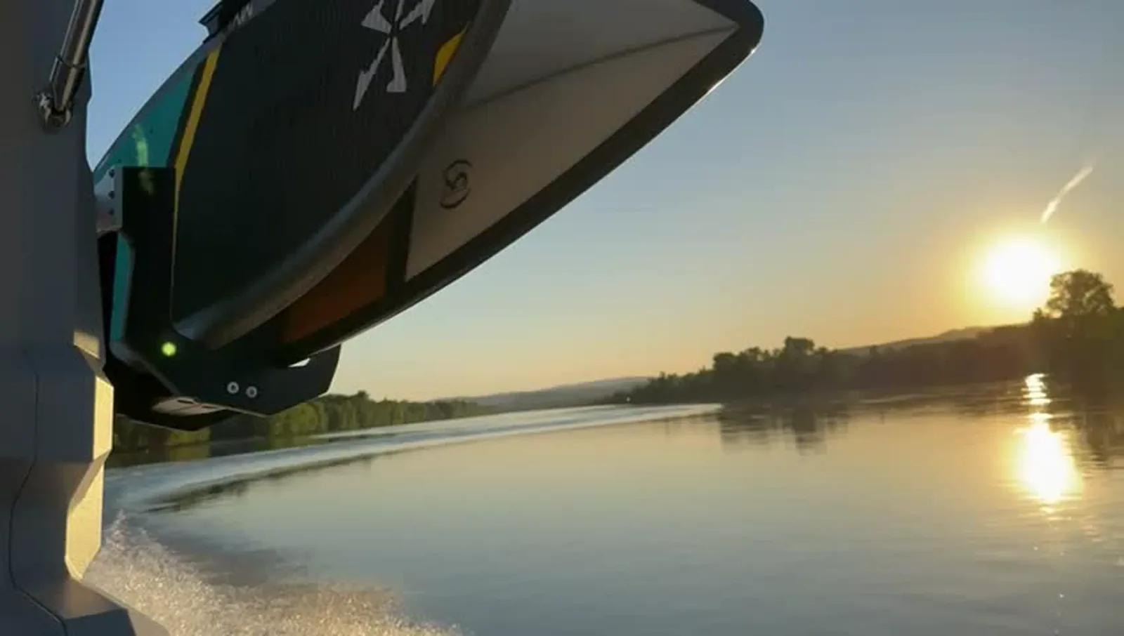 Wakesurf-Board am Turm vor goldenem Sonnenuntergang