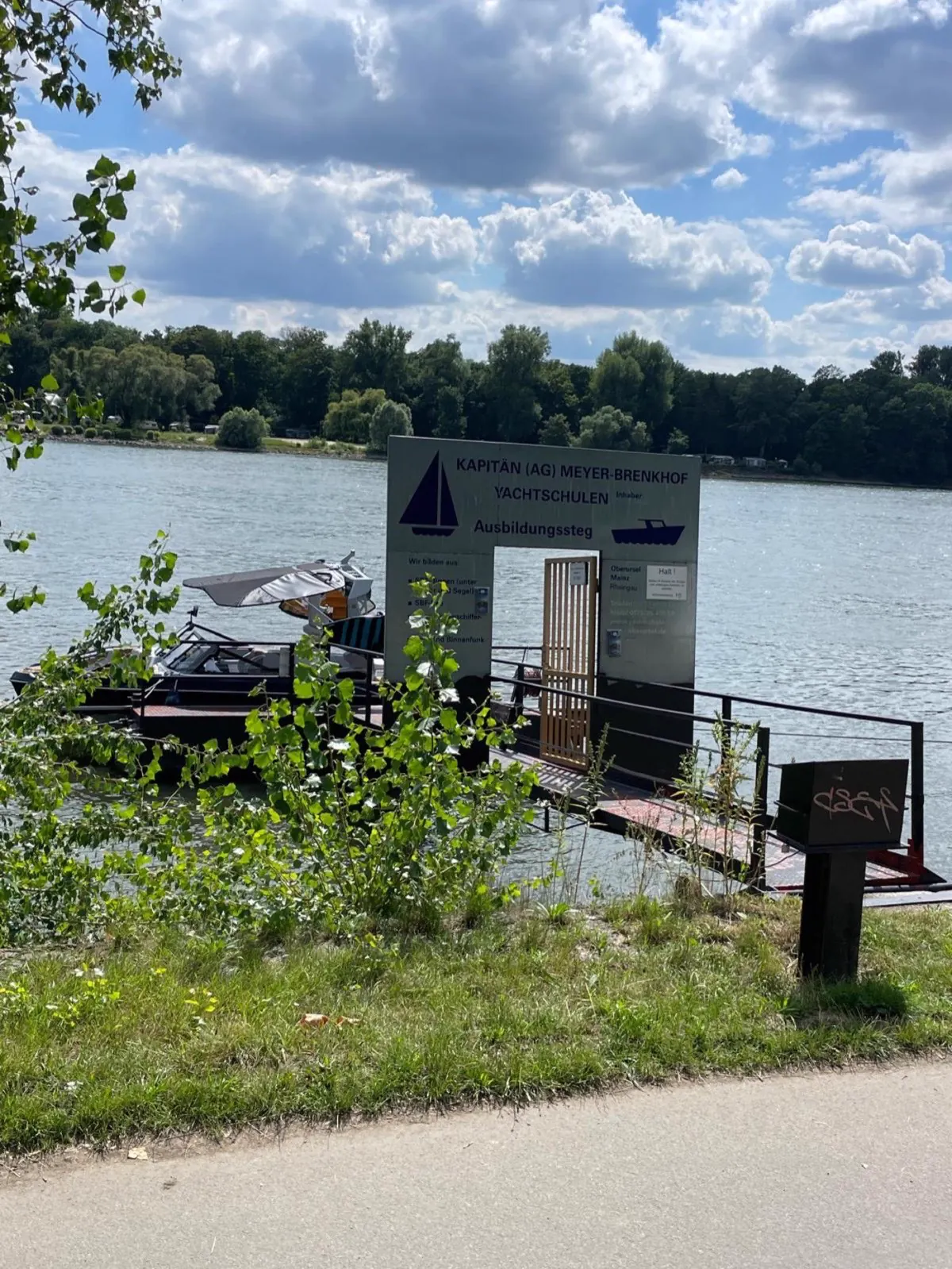 Ausbildungssteg Kapitän Meyer-Brenkhof am Rhein